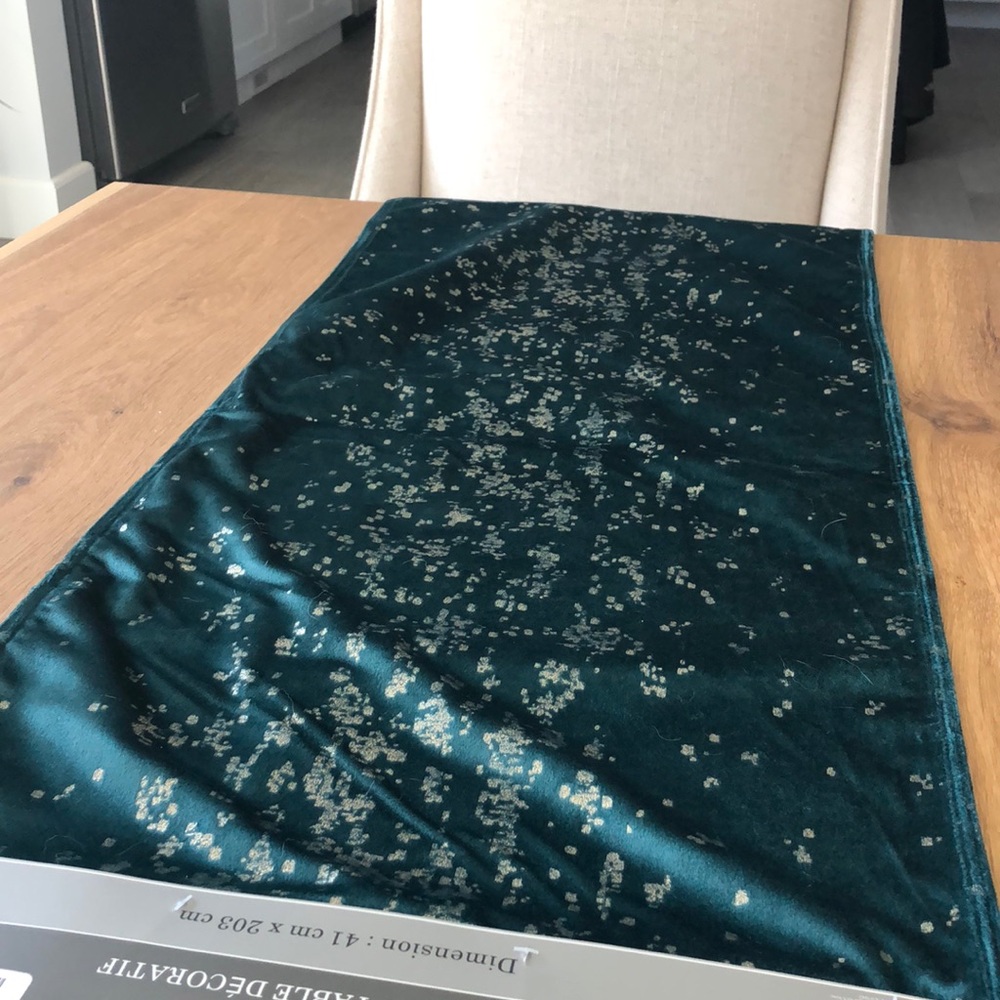 Jade colored table runner - Picture 3 of 4